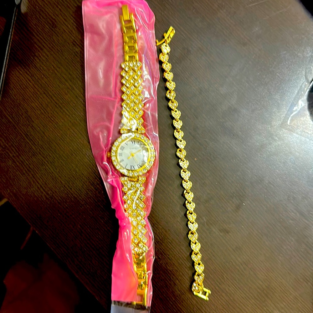 Set watch and bracelet for women